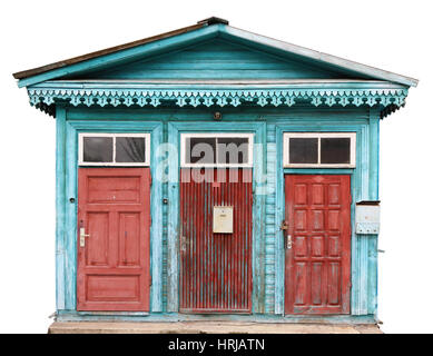 Drei rote im Alter geknackt Retro-rote Türen im blauen Holzhaus. Das Wohngebiet ist kein Name zerstörten Haus. Isoliert auf weiss Stockfoto