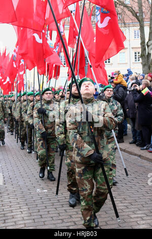 VILNIUS, Litauen - 16. Februar 2017: Ccelebration der Unabhängigkeit Litauens. Litauische Streitkräfte Officer Budrys Namen mit Respekt Bären Stockfoto