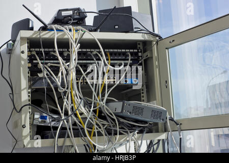 Alten staubigen Router und Netzwerk-switching-Internet Platten hängen an einem solar Bürowand. Kein Logo und Marken. Nur der standard-Notation von elektrischen p Stockfoto