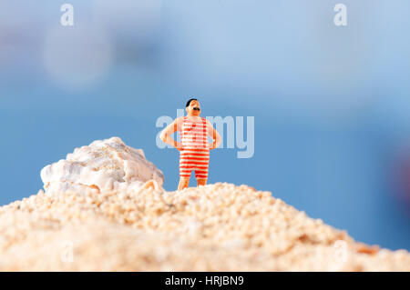 Mann im Vintage Badeanzug stehen am Strand Stockfoto