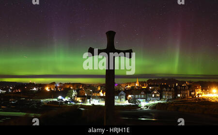 Das Nordlicht über Alnmouth in Northumberland an der St. Cuthbert Kreuz, das heißt der Ort sein, wo St Cuthbert vereinbart, Bischof von Lindisfarne, wenn der König eine Petition zu werden. Stockfoto