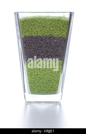 Grün und grau Zimmer Dekoration Sand in Glas isoliert Stockfoto