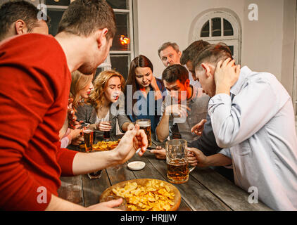 Gruppe von Freunden genießen Sie Drinks am Abend mit Bier Stockfoto