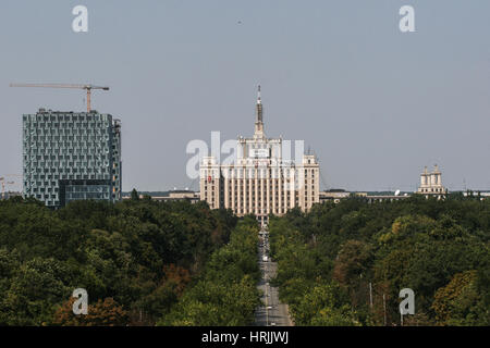 Bukarest, Rumänien, 23. August 2009: Casa Presei Libere (Haus der Freien Presse) auch als Casa scanteii von Triumph arch gesehen bekannt. Stockfoto