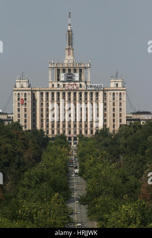 Bukarest, Rumänien, 23. August 2009: Casa Presei Libere (Haus der Freien Presse) auch als Casa scanteii von Triumph arch gesehen bekannt. Stockfoto