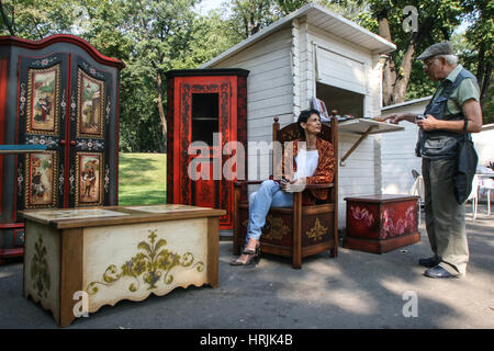 Targu Mures, Rumänien, 25. September 2009: eine Frau verkauft Möbel während der Messe von Handwerkern in Targu Mures organisierten gemalt. Stockfoto