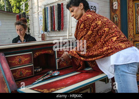 Targu Mures, Rumänien, 25. September 2009: eine Frau verkauft Möbel während der Messe von Handwerkern in Targu Mures organisierten gemalt. Stockfoto