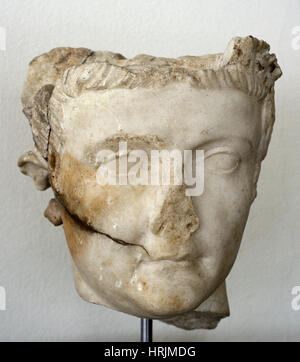 Tiberius (42 v. Chr. - 37 n. Chr.). Römischer Kaiser von 14 n. Chr. - 37 n. Chr.. Portrait mit bürgerlichen Krone. 1. Jahrhundert n. Chr. Kolonie Forum, Tarragona, Spanien. Nationales Archäologisches Museum. Tarragona. Katalonien, Spanien. Stockfoto