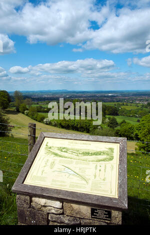 Cud Hill Gemeinsame, Gloucestershire, UK - Mai 2015: Ende Frühjahr Sonnenschein verbessert die umfangreichen Blick hatte von Cud Hill Gemeinsame am westlichen Rand der Cotswolds über die Stadt Gloucester suchen. Cud Hill Gemeinsame ist ein Aussichtspunkt in Gloucestershire innerhalb der Cotswolds AONB (Gebiet von außergewöhnlicher natürlicher Schönheit). Stockfoto