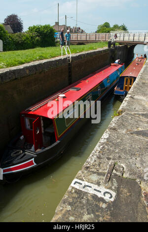 Devizes, Wiltshire, Großbritannien - 29 Mai 2016: Ende Frühjahr Sonnenschein bringt Besucher auf zwei Kanal schmale Boote durch ein Schloss auf dem Kennet und Avon Kanal in Devizes zu suchen. Der Kanal wurde in Etappen restauriert, weitgehend durch Freiwillige. Nach Jahrzehnten des Verfalls es war voll im Jahre 1990 wiedereröffnet. Die Kennet und Avon Kanal ist heute eines der beliebtesten Erbe Tourismus Ziel. Stockfoto