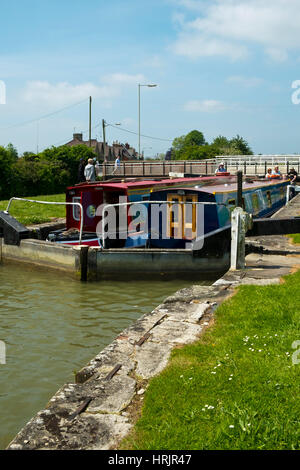 Devizes, Wiltshire, Großbritannien - 29 Mai 2016: Ende Frühjahr Sonnenschein bringt Besucher auf zwei Kanal schmale Boote durch ein Schloss auf dem Kennet und Avon Kanal in Devizes zu suchen. Der Kanal wurde in Etappen restauriert, weitgehend durch Freiwillige. Nach Jahrzehnten des Verfalls es war voll im Jahre 1990 wiedereröffnet. Die Kennet und Avon Kanal ist heute eines der beliebtesten Erbe Tourismus Ziel. Stockfoto