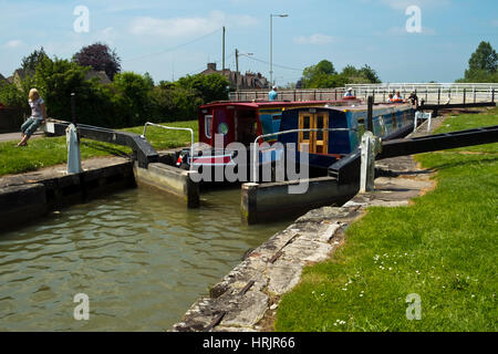 Devizes, Wiltshire, Großbritannien - 29 Mai 2016: Ende Frühjahr Sonnenschein bringt Besucher auf zwei Kanal schmale Boote durch ein Schloss auf dem Kennet und Avon Kanal in Devizes zu suchen. Der Kanal wurde in Etappen restauriert, weitgehend durch Freiwillige. Nach Jahrzehnten des Verfalls es war voll im Jahre 1990 wiedereröffnet. Die Kennet und Avon Kanal ist heute eines der beliebtesten Erbe Tourismus Ziel. Stockfoto