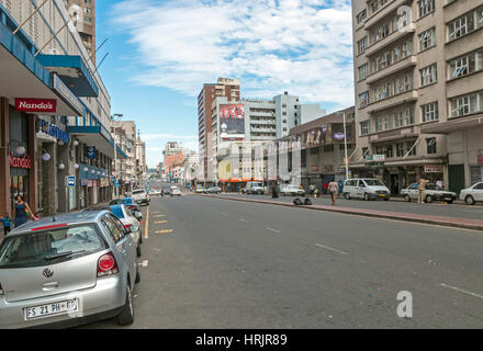DURBAN, Südafrika - 24. Februar 2017: viele unbekannte Menschen am frühen Morgen Anton Lembede Straße im zentralen Geschäftsviertel in Durban, South Afri Stockfoto