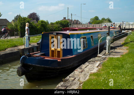 Devizes, Wiltshire, Großbritannien - 29 Mai 2016: Ende Frühjahr Sonnenschein bringt Besucher auf zwei Kanal schmale Boote durch ein Schloss auf dem Kennet und Avon Kanal in Devizes zu suchen. Der Kanal wurde in Etappen restauriert, weitgehend durch Freiwillige. Nach Jahrzehnten des Verfalls es war voll im Jahre 1990 wiedereröffnet. Die Kennet und Avon Kanal ist heute eines der beliebtesten Erbe Tourismus Ziel. Stockfoto