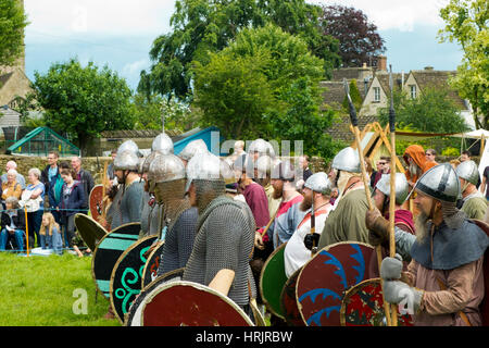 Sherston, Wiltshire, Großbritannien - 25 Juni 2016: Viking Re-enactors feiern die Schlacht in 1016 wenn Cnut der Große von Dänemark und seine Armee kämpften, eine Armee unter der Führung von König Edmund in einem zweitägigen Scharmützel um Sherston. Stockfoto