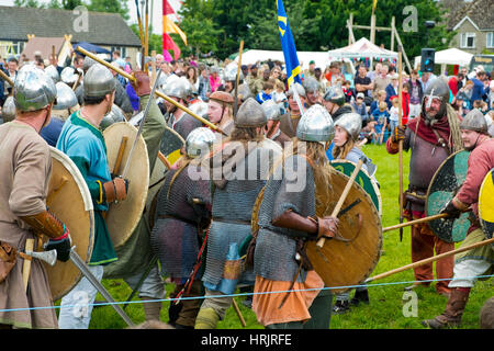 Sherston, Wiltshire, Großbritannien - 25 Juni 2016: Viking Re-enactors feiern die Schlacht in 1016 wenn Cnut der Große von Dänemark und seine Armee kämpften, eine Armee unter der Führung von König Edmund in einem zweitägigen Scharmützel um Sherston. Stockfoto