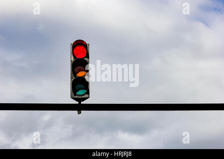 Ampel mit Rotlicht gegen den bewölkten Himmel. Stockfoto