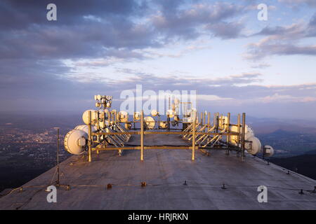 Sender und Antennen am Fernmeldeturm während des Sonnenuntergangs Stockfoto