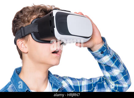 Erstaunt teenboy tragen virtual-Reality Brille Filme oder Videospiele spielen, auf weiß. Überrascht Teenager auf der Suche in VR-Brille. Emotionale Stockfoto