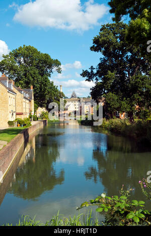 Stroud, Gloucestershire, Großbritannien - 26 August 2016: Sommer Sonnenschein bringt Menschen aus der regenerierte Stroudwater Canal Projekt bei Ebley, Stroud, Gloucestershire, UK zu genießen. Vor kurzem gebaute Gehäuse verbessert die Wasserseite in der Nähe von Historic Ebley Mühle. Stockfoto