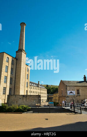 Stroud, Gloucestershire, Großbritannien - 26 August 2016: Sommer Sonnenschein bringt Menschen aus der regenerierte Stroudwater Canal Projekt von historischen Ebley Mühle, Stroud, Gloucestershire, UK zu genießen Stockfoto