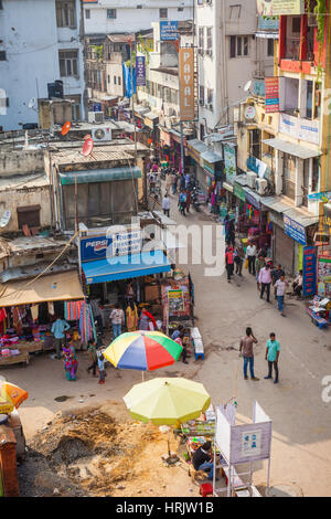 DELHI, Indien - 12. Oktober 2013: Busy Main Bazar Straße, der berühmteste Markt Bezirk von Delhi Stockfoto