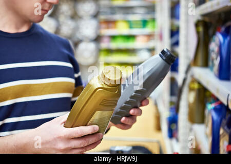 Mann Entscheidungen Motoröl im Supermarkt Stockfoto