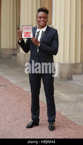 Olympischen Box-Champion Nicola Adams im Buckingham Palace in London nach Erhalt ihrer OBE von der Duke of Cambridge. Stockfoto