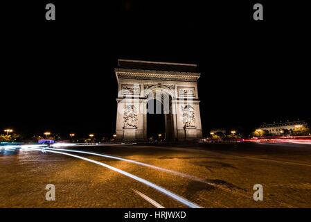 Arc de Triomphe in Paris bei Nacht Stockfoto