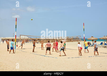 Touristen, die spielen beach-Volleyball im Riu Karamboa Resort, Boa Vista, Kap Verde (Cabo Verde), Afrika Stockfoto