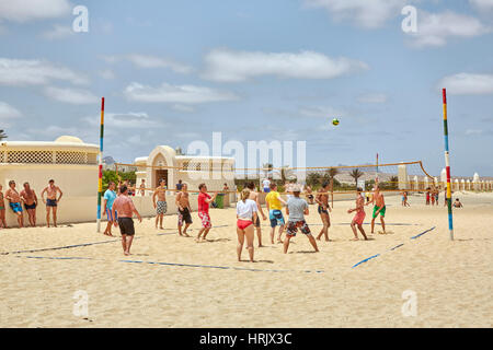 Touristen, die spielen beach-Volleyball im Riu Karamboa Resort, Boa Vista, Kap Verde (Cabo Verde), Afrika Stockfoto