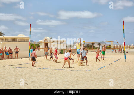 Touristen, die spielen beach-Volleyball im Riu Karamboa Resort, Boa Vista, Kap Verde (Cabo Verde), Afrika Stockfoto