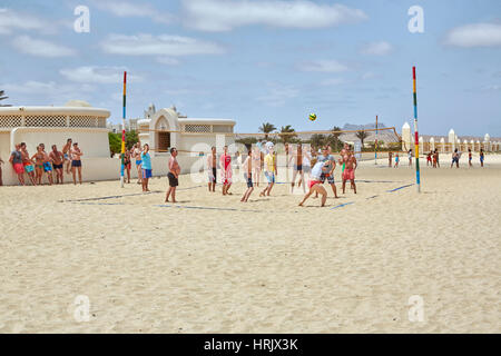 Touristen, die spielen beach-Volleyball im Riu Karamboa Resort, Boa Vista, Kap Verde (Cabo Verde), Afrika Stockfoto