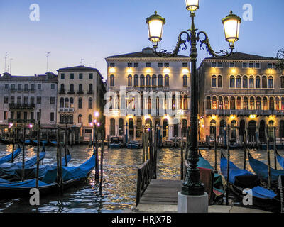Wunderschöner Abend am Canal Grande mit beleuchteten Gebäuden und Gondeln in Venedig. Italien Stockfoto
