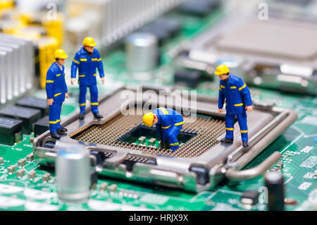 Gruppe von Bauarbeitern, die CPU zu reparieren. Technologie-Konzept Stockfoto