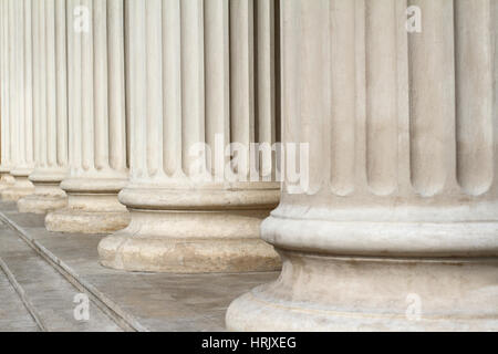 Horizontale Perspektivansicht Nahaufnahme von klassischen Gebäude weiße Marmorsäulen mit Treppe Stockfoto