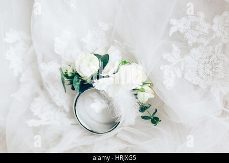 Schöne Boutonniere mit Ring am weißen Brautkleid, Nahaufnahme Stockfoto