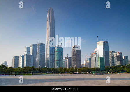 Ping An International Finance Centre (4. weltweit höchste Gebäude im Jahr 2017 auf 600m) und Wolkenkratzer, Futian, Shenzhen, Guangdong, China Stockfoto