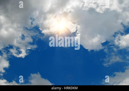 Wolke und Sonne am blauen Himmel Stockfoto