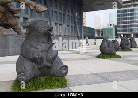 Bulle und Bär Skulpturen außerhalb Shenzhen Stock Exchange, Futian, Shenzhen, Guangdong, China Stockfoto