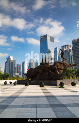 Wolkenkratzer und Stier Skulptur außerhalb Shenzhen Stock Exchange, Futian, Shenzhen, Guangdong, China Stockfoto