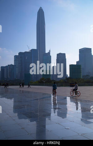 Ping An International Finance Centre (4. weltweit höchste Gebäude im Jahr 2017 auf 600m) und Civic Square, Futian, Shenzhen, Guangdong, China Stockfoto