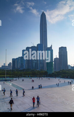 Ping An International Finance Centre (4. weltweit höchste Gebäude im Jahr 2017 auf 600m) und Civic Square, Futian, Shenzhen, Guangdong, China Stockfoto