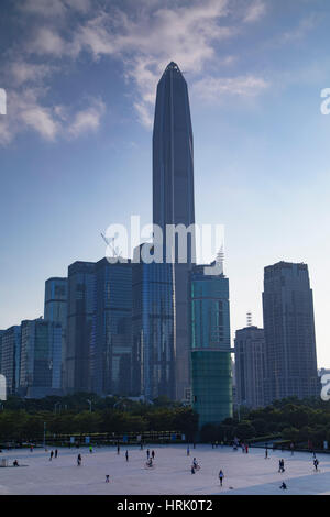 Ping An International Finance Centre (4. weltweit höchste Gebäude im Jahr 2017 auf 600m) und Civic Square, Futian, Shenzhen, Guangdong, China Stockfoto