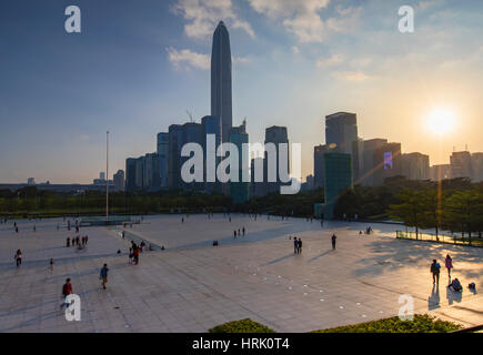 Ping An International Finance Centre (4. weltweit höchste Gebäude im Jahr 2017 auf 600m) und Civic Square, Futian, Shenzhen, Guangdong, China Stockfoto