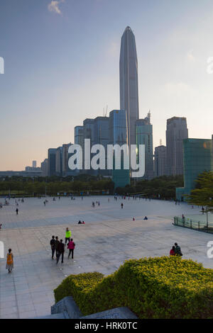 Ping An International Finance Centre (4. weltweit höchste Gebäude im Jahr 2017 auf 600m) und Civic Square, Futian, Shenzhen, Guangdong, China Stockfoto