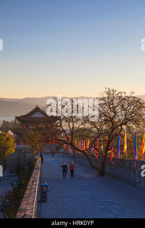 Stadtmauer und Südtor in der Morgendämmerung, Dali, Yunnan, China Stockfoto