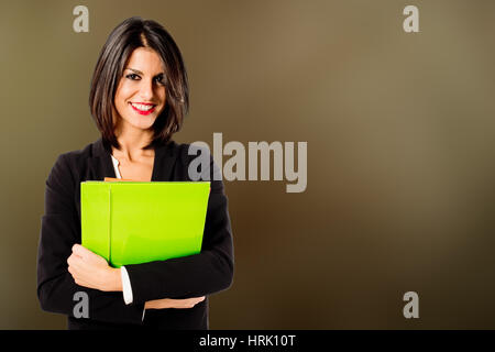 lächelnde berufstätige Frau auf farbigen Hintergrund Stockfoto