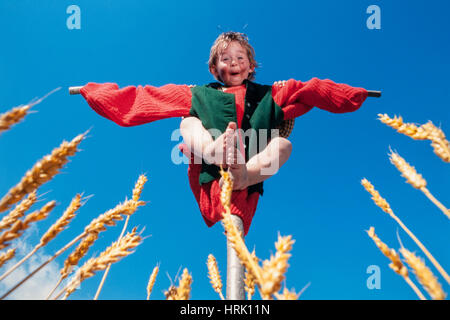 Fünf Jahre altes Mädchen wie eine Vogelscheuche in einem Maisfeld, Tirol, Österreich Stockfoto