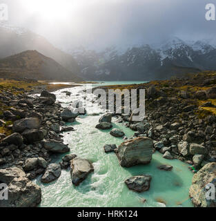 Hooker River fließt vom Gletschersee, Mueller Lake, Mount Cook Nationalpark, Canterbury Region, Neuseeland Stockfoto